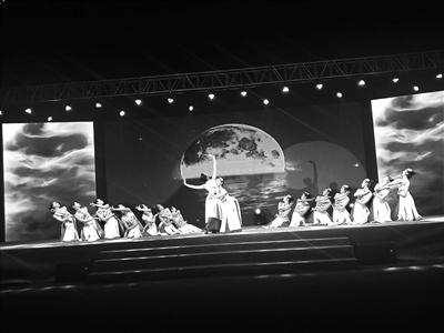 中国侨网文昌中学的学生表演舞蹈《海上生明月》  。

