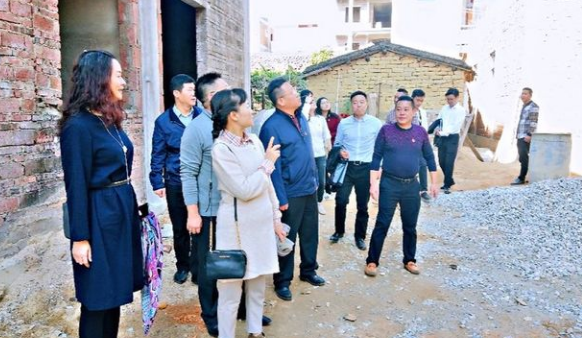 深圳市文化广电旅游体育局领导率文艺演出团队到陆丰市八万村慰问演出