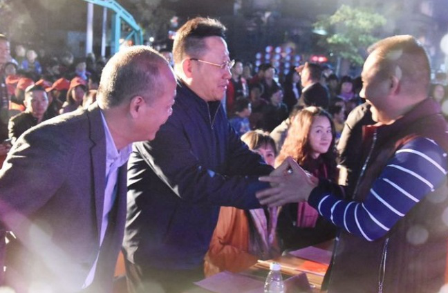 深圳市文化广电旅游体育局领导率文艺演出团队到陆丰市八万村慰问演出